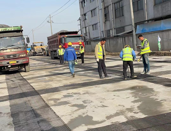 龙门镇老材料的新故事:玻璃纤维土工格栅如何在‘白改黑’浪潮中重获新生?